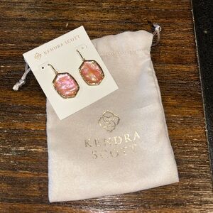 Kendra Scott Daphne Gold Drop Earrings in Light Pink Iridescent Abalone